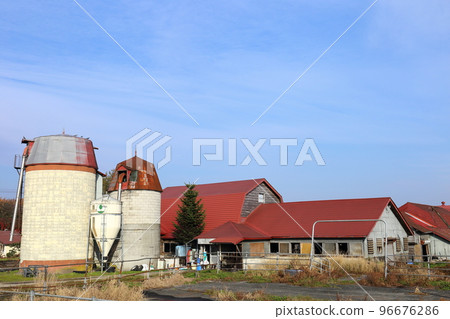 北海道十勝地區的農場風景 96676286