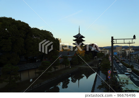 Higashi Hongan-ji Temple of the Shinshu Otani school (on the Nandaimon side) [Shimogyo Ward, Kyoto City] 96676496