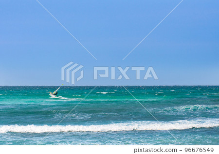 在角島海岸獨自享受風帆衝浪 96676549