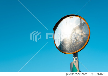 漫反射陽光的曲面鏡 藍天背景 a-2 淺色調 96676876