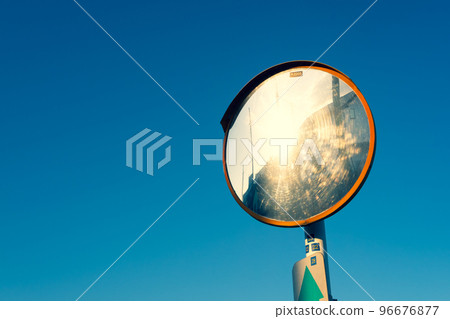 漫反射陽光的曲面鏡 藍天背景 a-3 暖色調 96676877