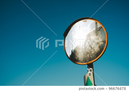 漫反射陽光的曲面鏡 藍天背景 a-4 膠片色調 96676878