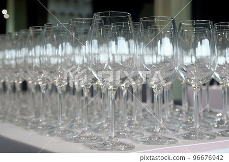 empty wine glasses 96676942