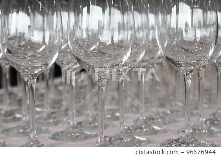 empty wine glasses 96676944