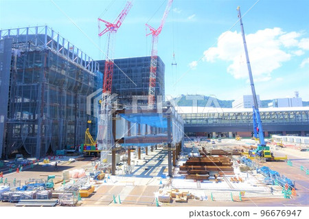 有塔式起重機的大建造場所 96676947