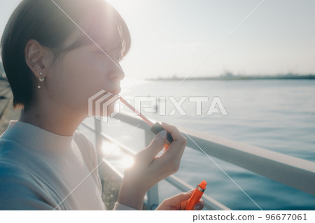 一位年輕女子應用光澤的照片 一位年輕女子應用光澤的照片 96677061