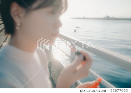 一位年輕女子應用光澤的照片 96677063
