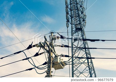 支持住宅區電線和高壓輸電線路的輸電塔 a-3 暖色 96677079