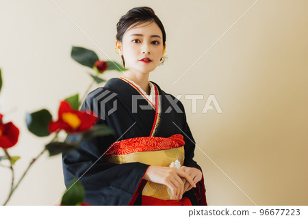 A woman in a black long-sleeved kimono 96677223