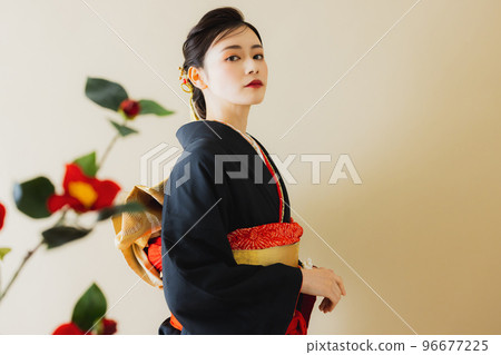 A woman in a black long-sleeved kimono 96677225