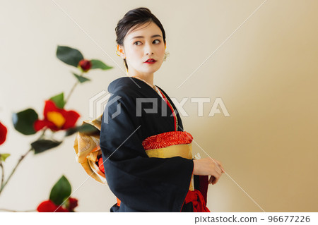 A woman in a black long-sleeved kimono 96677226