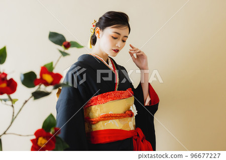 A woman in a black long-sleeved kimono 96677227
