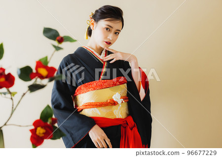 黑色長袖和服的女人 96677229