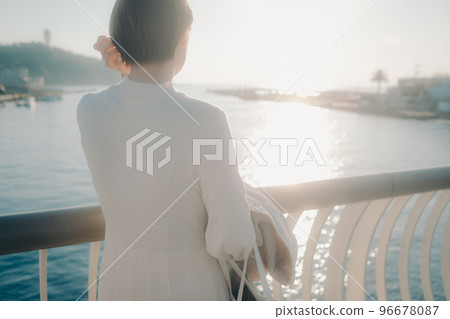 來到看得見海的地方的少婦照片 96678087