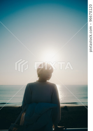 Photo of a young woman who came to a place where the sea can be seen 96678120