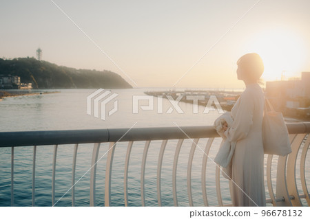 Photo of a young woman who came to a place where the sea can be seen 96678132