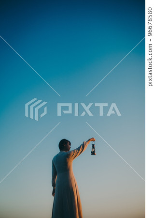 一個拿著燈籠的年輕女子的照片 96678580