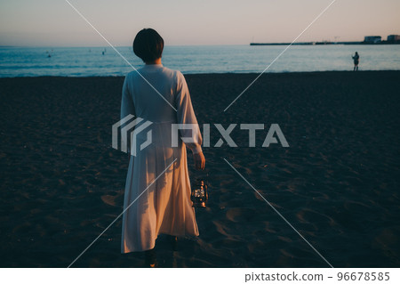 一個拿著燈籠的年輕女子的照片 96678585