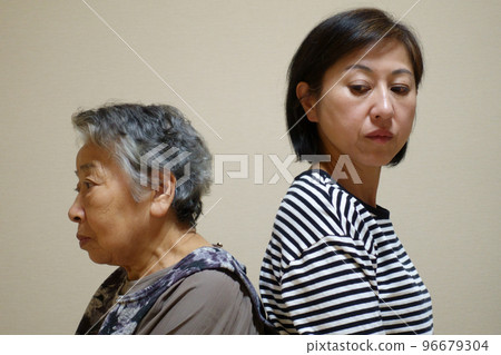 An elderly woman and a middle-aged woman back to back Image of fights and quarrels 96679304