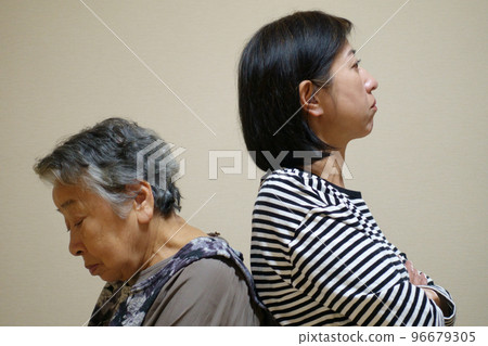 An elderly woman and a middle-aged woman back to back Image of fights and quarrels An elderly woman and a middle-aged woman back to back Image of fights and quarrels 96679305