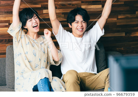 夫妻一邊看電視一邊分享快樂 夫妻一邊看電視一邊分享快樂 96679359