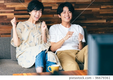 夫妻一邊看電視一邊分享快樂 96679361