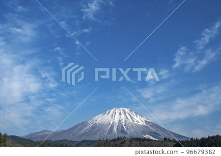 Snow scene of Daisen (from Hoki Town) 96679382