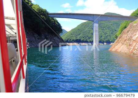 An amphibious bus cruising the Yunishigawa Dam (Nikko City, Tochigi Prefecture) 96679479
