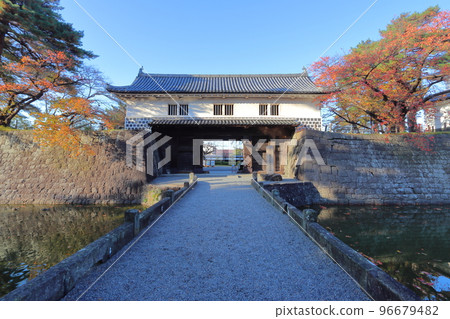 Front gate of Shibata Castle during autumn leaves season (Shibata City, Niigata Prefecture) Front gate of Shibata Castle during autumn leaves season (Shibata City, Niigata Prefecture) 96679482