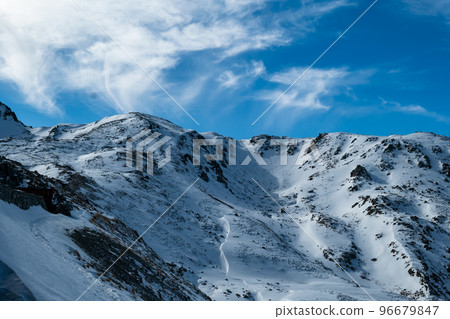 Winter view of the Tateyama Kurobe Alpine Route, Mt. Oyama, Mt. Onanuki, and the Fujinooritate ridgeline Winter view of the Tateyama Kurobe Alpine Route, Mt. Oyama, Mt. Onanuki, and the Fujinooritate ridgeline 96679847
