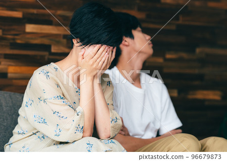 A couple fighting 96679873
