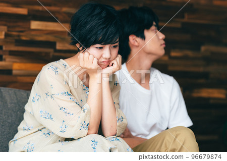 A couple fighting 96679874