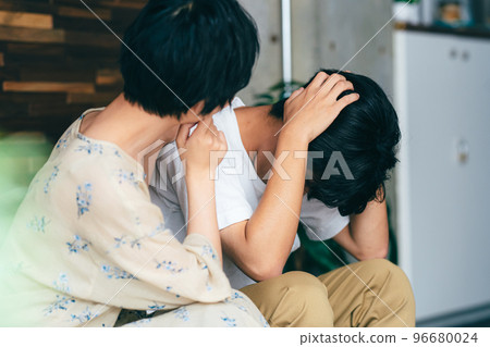 Wife worried about depressed husband 96680024