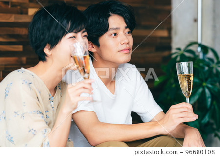 夫婦在家喝香檳 96680108