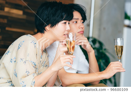 夫婦在家喝香檳 96680109