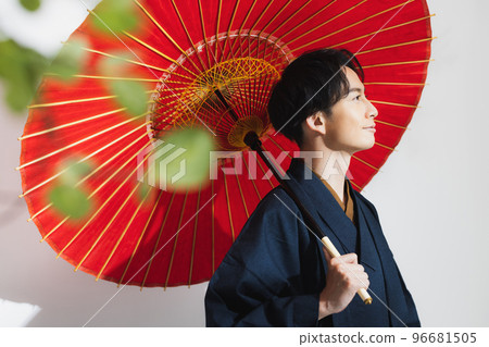 一個穿著和服的男人,一把日本傘 一個穿著和服的男人,一把日本傘 96681505