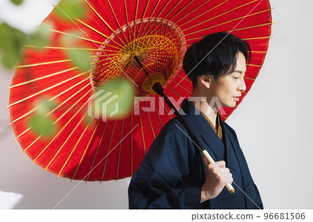一個穿著和服的男人，一把日本傘 96681506