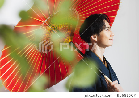 一個穿著和服的男人，一把日本傘 96681507