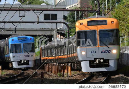 京王1000系列井之頭線1757F淡藍陣型和1784F橙米色陣型分開 96682570
