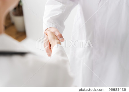 穿白大褂的人握手 96683486