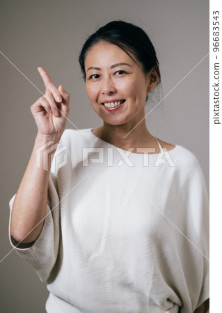 一位微笑的日本中年婦女指著你 一位微笑的日本中年婦女指著你 96683543