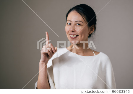 一位微笑的日本中年婦女指著你 96683545