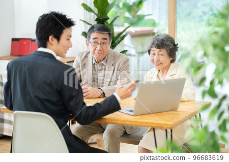 Senior, sales, personal computer, renovation, male, salesman, person, Japanese, elderly, couple, business, asset management 96683619