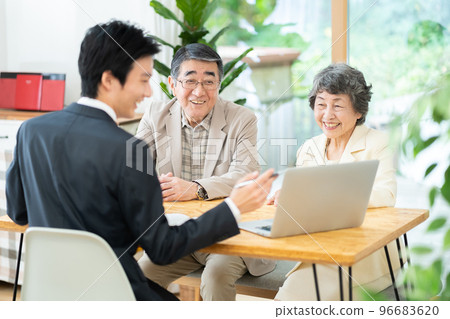 高級、銷售、個人電腦、裝修、男性、推銷員、人、日本人、老人、夫婦、業務、資產管理 96683620