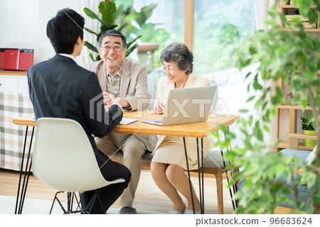 高級、銷售、個人電腦、裝修、男性、推銷員、人、日本人、老人、夫婦、業務、資產管理 96683624