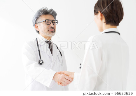 穿白大褂的人握手 96683639