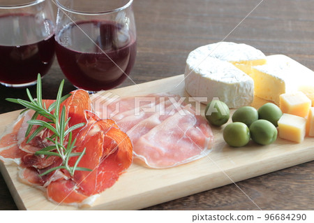 未醃製的火腿、橄欖和奶酪，一個有酒的休閒派對 96684290