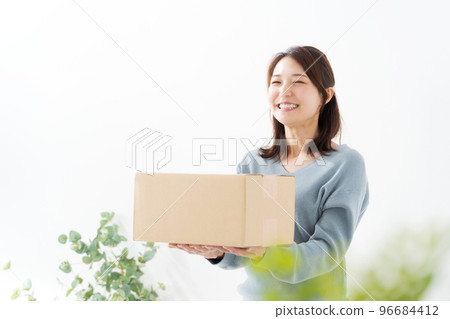 有紙板箱的一名婦女 96684412