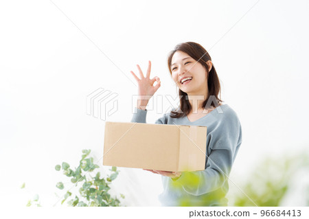 有紙板箱的一名婦女 96684413