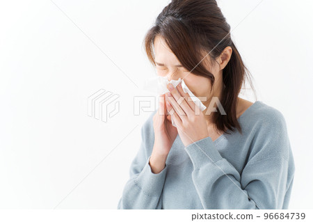 擤鼻涕的女人 96684739